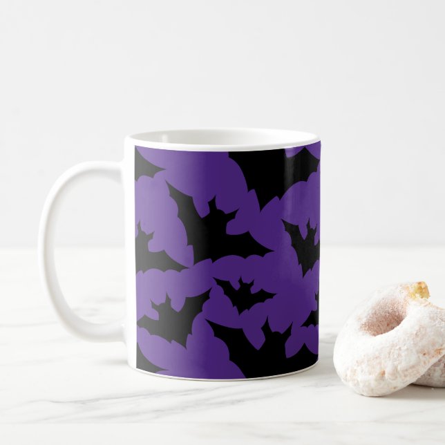 Halloween-Schwarzbats lila cooles, sprichwörtliche Kaffeetasse (Mit Donut)