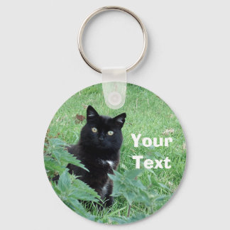 Halloween Schwarze Katze im Gras sieht neugierig a Schlüsselanhänger