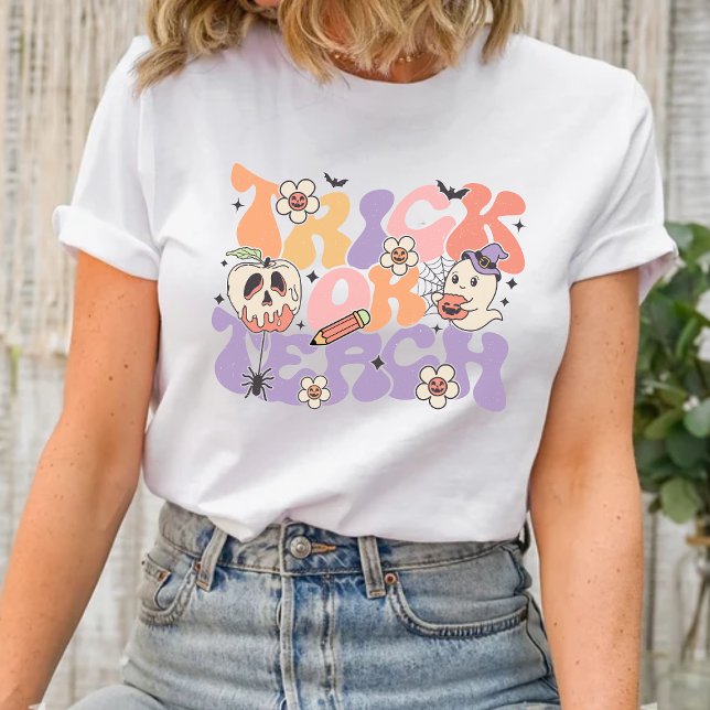 Halloween-Shirt für Trick oder Lehrer T-Shirt (Spellbinding Style! Rock this 'Trick or Teach' shirt and make Halloween a class act!)