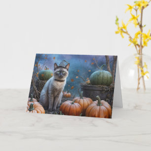 Halloween-Siameskatze in einem Kürbispflaster Karte