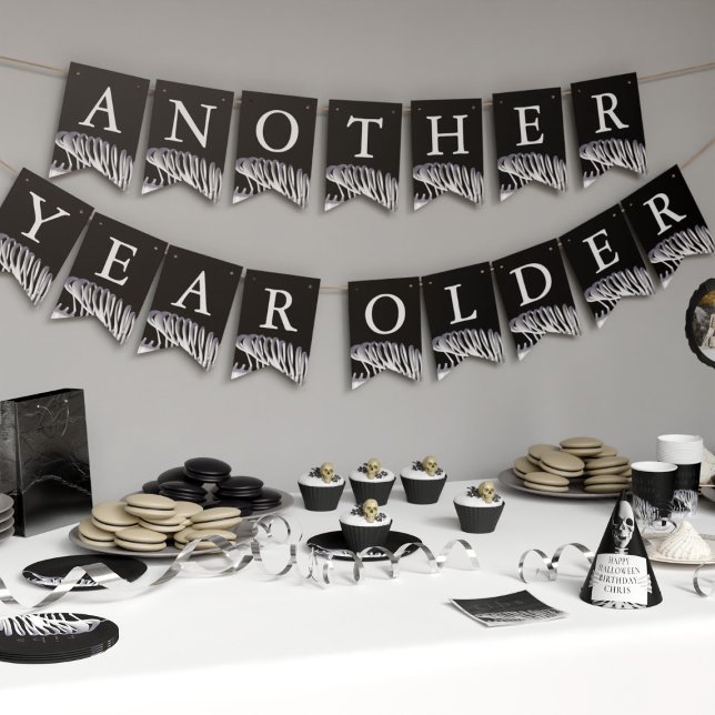 Halloween Skeleton Black und White zum Geburtstag Wimpelkette (Another year older? Happy Birthday! Bunting to decorate your home if you have a Halloween Birthday)