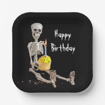 Halloween Skeleton Geburtstagskupcake auf schwarz