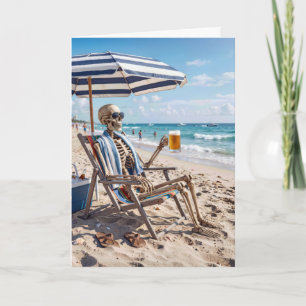 Halloween-Skelett an einem Strand mit Bier Karte