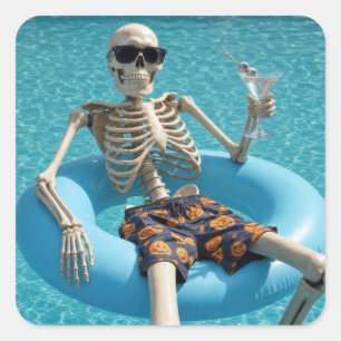 Halloween-Skelett schwebt in einem Schwimmbecken Quadratischer Aufkleber