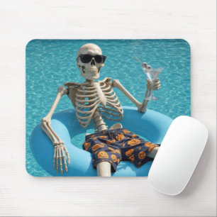 Halloween-Skelett schwimmt in einem Schwimmbecken Mousepad