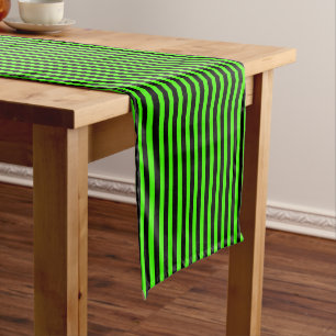 Halloween Slime Green und Black Strip Mittelgroßer Tischläufer