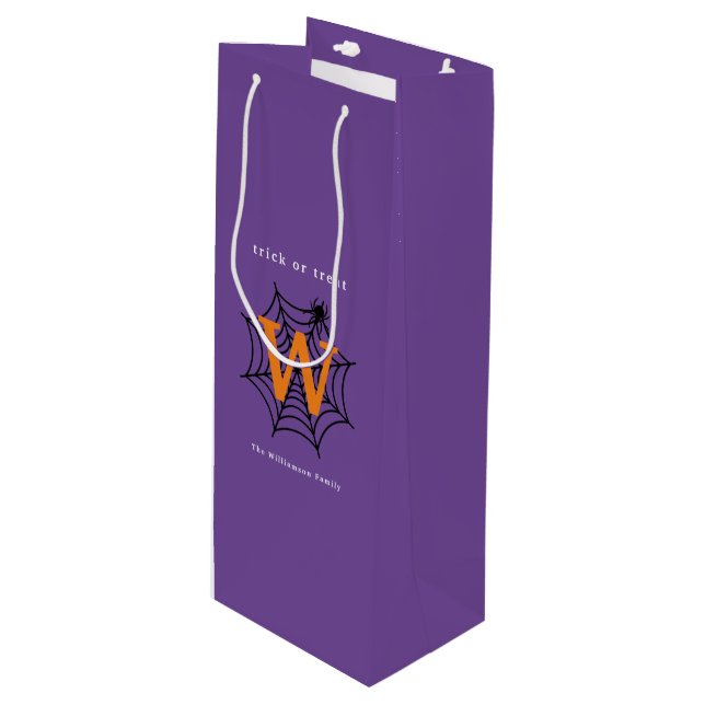 Halloween Spider Web Trick oder Treat Monogram Geschenktüte Für Weinflaschen (Vorderseite Schrägansicht)