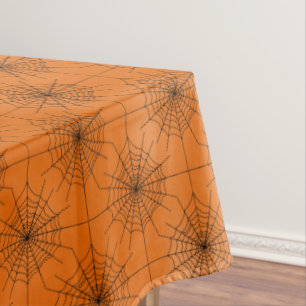 Halloween-Spinnen-Netz mit Spinnen auf Orange Tischdecke