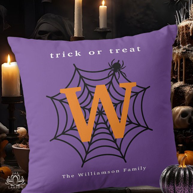 Halloween Spinnennetz Trick-or-Treat-Monogramm Kissen (Von Creator hochgeladen)