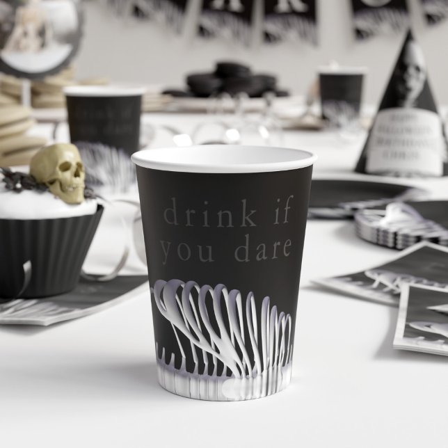 Halloween Spooky Drink, wenn Sie es wagen, Papiera Pappbecher (Drink if you dare? A spooky skeleton rib paper cup with text you can customize. Happy Halloween!)