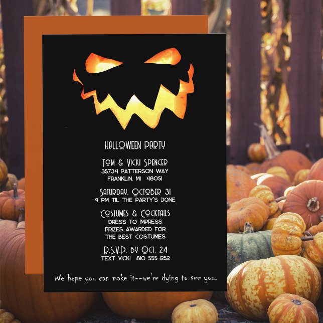 Halloween Spooky Gwer Pumpkin Face Einladung (Invite your guests to your costume party with this spooky glowing pumpkin face invitation.)