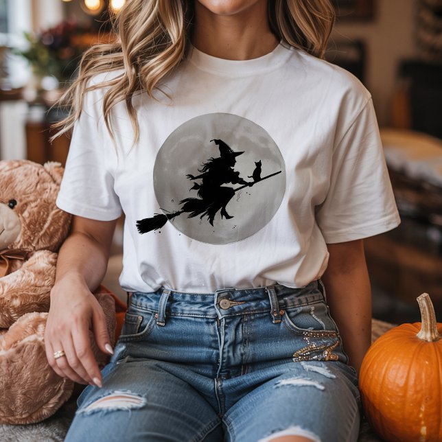 Halloween Spooky Hexe, die über einen Vollmond fli T-Shirt (Von Creator hochgeladen)