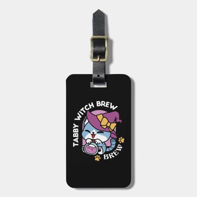 Halloween Tabby Cat – Witch Hat & Potion Art Gepäckanhänger (Vorderseite vertikal)
