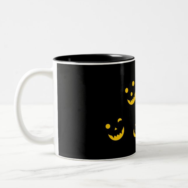 Halloween-Tasse - leuchtende Gesichter im Dunkeln Zweifarbige Tasse (Links)