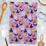 Halloween Theme Collage Toss Pattern Purple Geschirrtuch<br><div class="desc">Dieses skurrile Halloween-Spielmuster ist meist in Orange und Schwarz auf einem lila Hintergrund gehalten. Weiße Geister, schwarze Katzen und Fledermäuse, orangefarbene Kürbis und hellorangefarbene Eulen. Es ist ein niedliches Cartoon-Design, das Ihnen beim Feiern in Ihrem spöttischen Party hilft. Dieses Design eignet sich für ein Party von Kindern und für ein...</div>