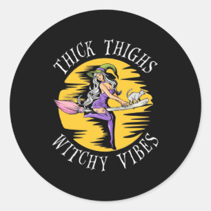 Halloween Thick Thighs Witchy Vibes Runder Aufkleber