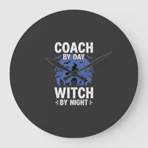 Halloween-Trainer bei Tag Hexe bei Nacht-Design Große Wanduhr