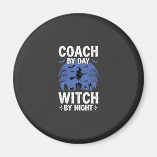 Halloween-Trainer bei Tag Hexe bei Nacht-Design Magnet