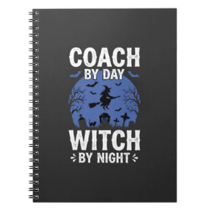 Halloween-Trainer bei Tag Hexe bei Nacht-Design Notizblock