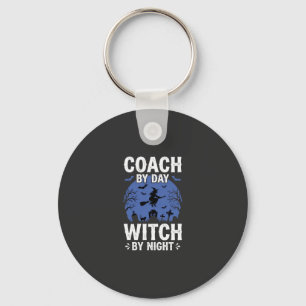 Halloween-Trainer bei Tag Hexe bei Nacht-Design Schlüsselanhänger