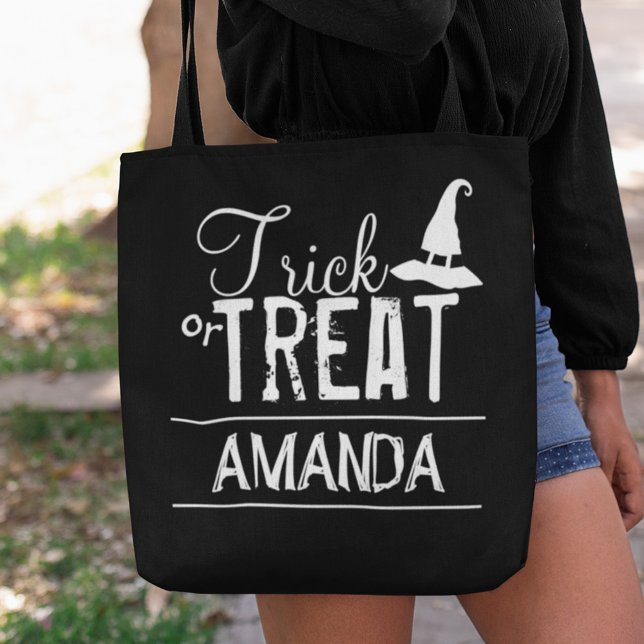 Halloween-Trick oder Behandlung mit Hexenhuttipogr (Halloween personalized black and white witch "trick or treat" tote bag.)