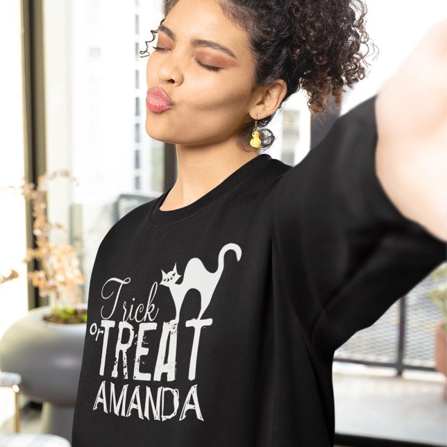 Halloween Trick oder Treat Typografie Sweatshirt (Trick or treat custom black Halloween Sweatshirt.)