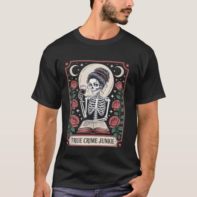 Halloween True Crime Junkie Tarot Karte T-Shirt (Vorderseite)