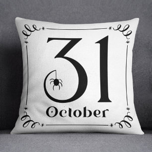 Halloween-Typografie in Schwarzweiß zum 31. Oktobe Kissen