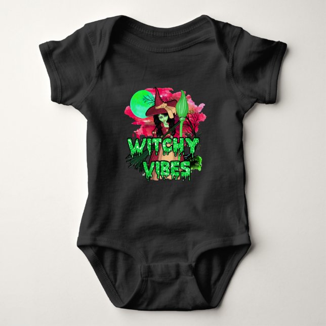 Halloween Witchy Vibes Baby Strampler (Vorderseite)