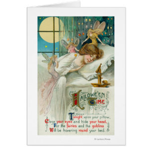 Halloween-Zeit-Feen um schlafende Frau