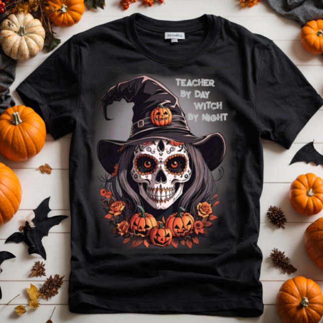 Halloween-Zuckerschnauze mit eigenem lustigen Text T-Shirt (Halloween sugar skull witch with hat and pumpkins.)