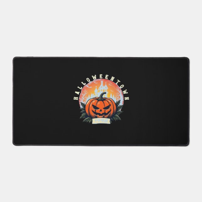 HalloweenTown 1998 Essenzieller T - Shirt Schreibtischunterlage (Vorderseite)