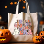 HALLOWEWEEN IN MEINER SPOOKY MAMA ERA TRAGETASCHE<br><div class="desc">Dieser lustige Sack zeigt einen tollen Halloween-Schriftart mit der Phrase 'IN MEINE SPOOKY MAMA ERA' in zauberhaften Pastelltönen, Cremes, Rosa und violetten Farbtönen. Diese Tasche ist mit zeitlosen Halloween-Dekorationen wie Schädeln, Spinnen, einer schwarzen Katze und Spinnennetzen geschmückt und ist das perfekte Accessoire, um Ihr Halloween- oder Herbstoutfit zu vervollständigen. Egal,...</div>