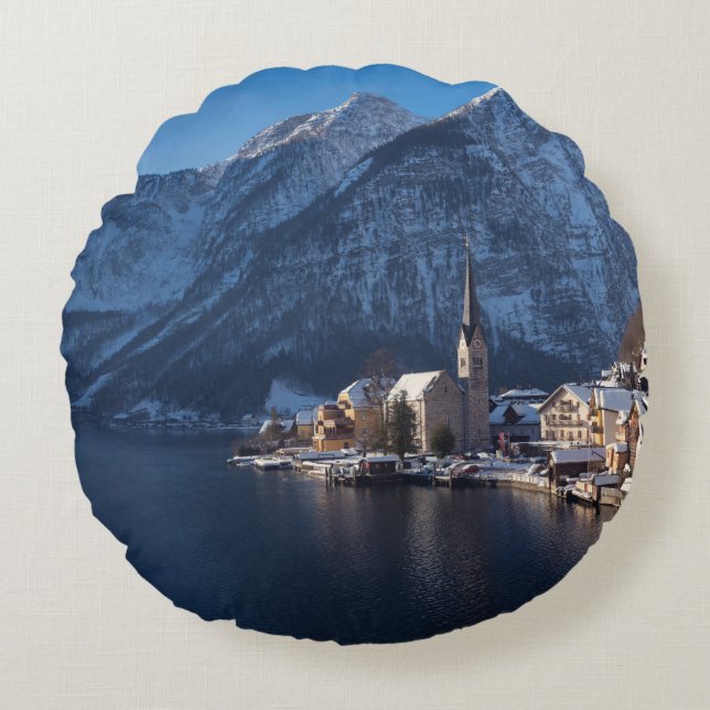 Hallstatt Stadt im Winter im Schnee Rundes Kissen (Vorderseite)