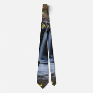 Halsband mit Blättern und Wasserfällen Krawatte