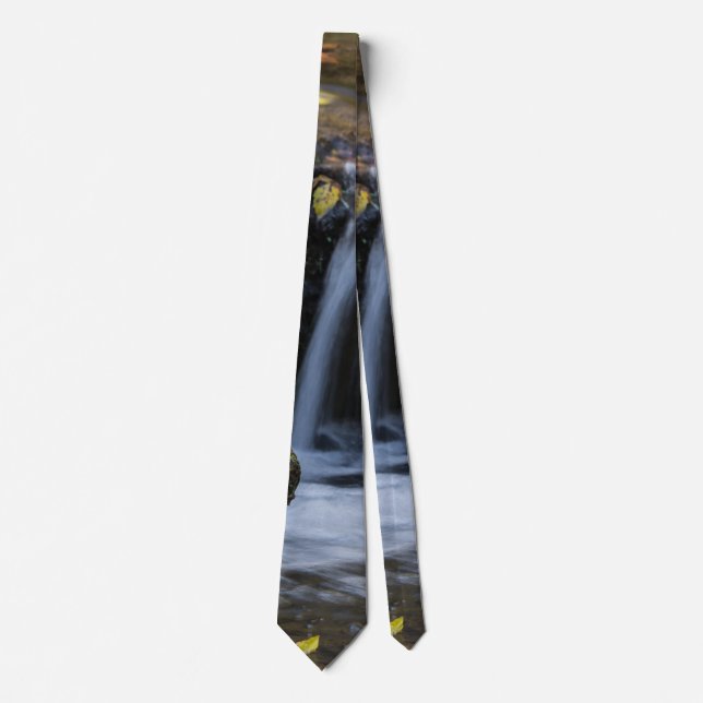 Halsband mit Blättern und Wasserfällen Krawatte (Vorderseite)