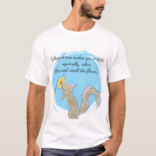 Halt und rieche an den Blumen mit einem Eichhörnch T-Shirt