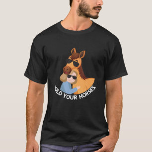 Halte dein Pferd Niedliches Mädchen, das ihr Pfer T-Shirt