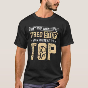 Halten Sie an, wenn Sie am oberen Felsen stehen T-Shirt