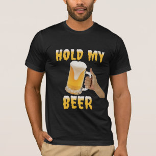 Halten Sie mein Bier mit Tasse Bier fest T-Shirt