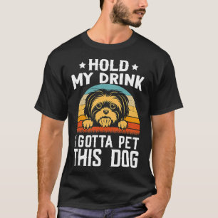Halten Sie mein Getränk ich gotta Haustier diesen  T-Shirt