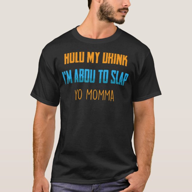 Halten Sie meinen Drink, ich bin dabei, Yo Momma B T-Shirt (Vorderseite)