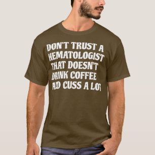 Hämatologe, der Kaffee trinkt, kuss viel 1 T-Shirt