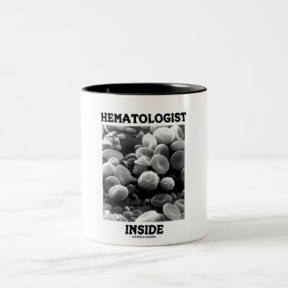 Hämatologe im Inneren (Blutkörperchen) Zweifarbige Tasse