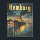 Hamburg Vintag Postkarte<br><div class="desc">Set segelt um Abenteuer zu erleben, mit unserem Reise- und Design, das die maritime Majestät des geschäftigen Hamburger Hafens einnimmt. Tauchen Sie ein in die Grandeur kolossaler Schiffe, wo die Echos der Möwen und das sanfte Wellenlappen eine Symphonie der nautischen Freude schaffen. Diese Postkarte lädt Sie ein, die lebendige Energie...</div>