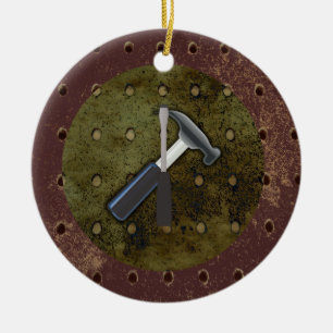 Hammer, Schraubenzieher, Pegboard auf gealtertem Keramik Ornament