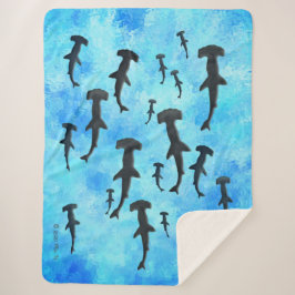 Hammerhead-Haifischschule in der Silhouette Sherpadecke