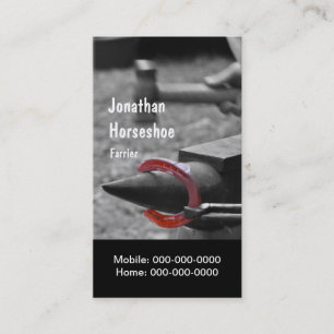 Hämmern eines heißen Schuhes in Form Visitenkarte