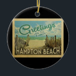 Hampton Beach Vintage Travel Keramik Ornament<br><div class="desc">Dieses Vintage Design aus der Postkarte von Hampton Beach besticht durch einen Sandstrand mit türkisblauem Meerwasser und einen blauen Himmel mit blauen,  blauen Wolken. Im Vintage Reisen Stil.</div>