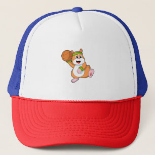 Hamster als Basketballspieler mit Basketball Truckerkappe